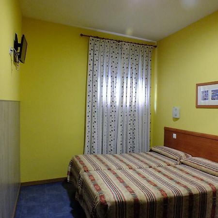 Hostal Los Claveles Torrejon de Ardoz Ngoại thất bức ảnh