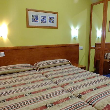 Hostal Los Claveles Torrejon de Ardoz Ngoại thất bức ảnh