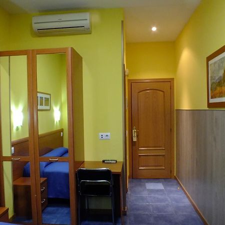 Hostal Los Claveles Torrejon de Ardoz Ngoại thất bức ảnh