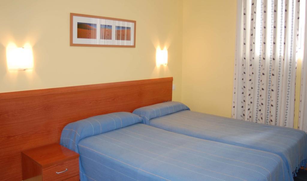 Hostal Los Claveles Torrejon de Ardoz Ngoại thất bức ảnh