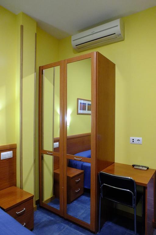 Hostal Los Claveles Torrejon de Ardoz Ngoại thất bức ảnh