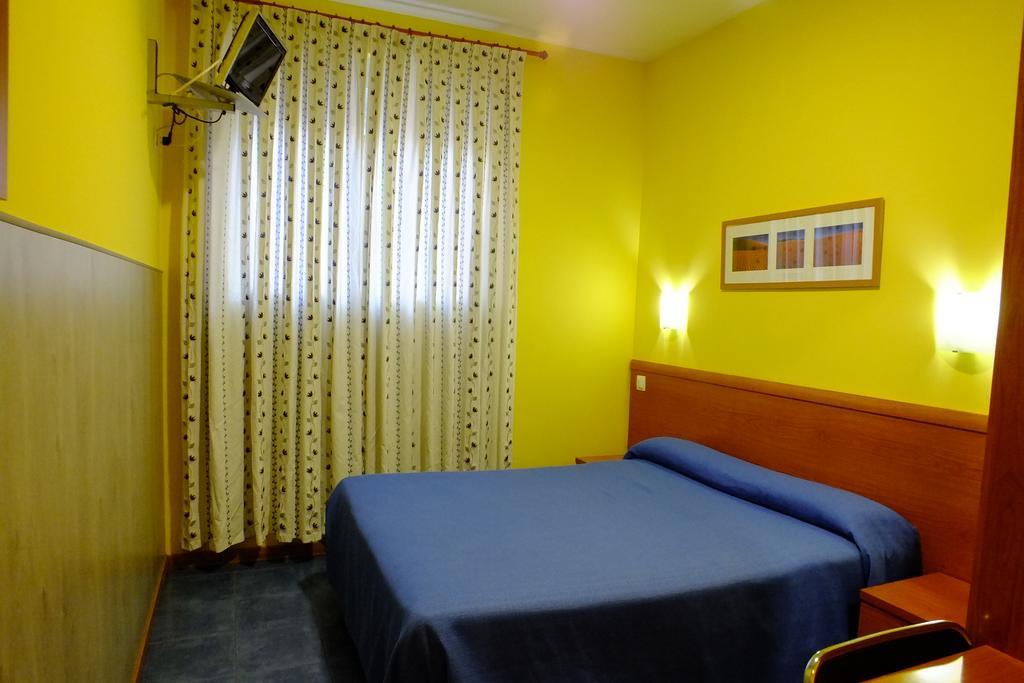 Hostal Los Claveles Torrejon de Ardoz Ngoại thất bức ảnh
