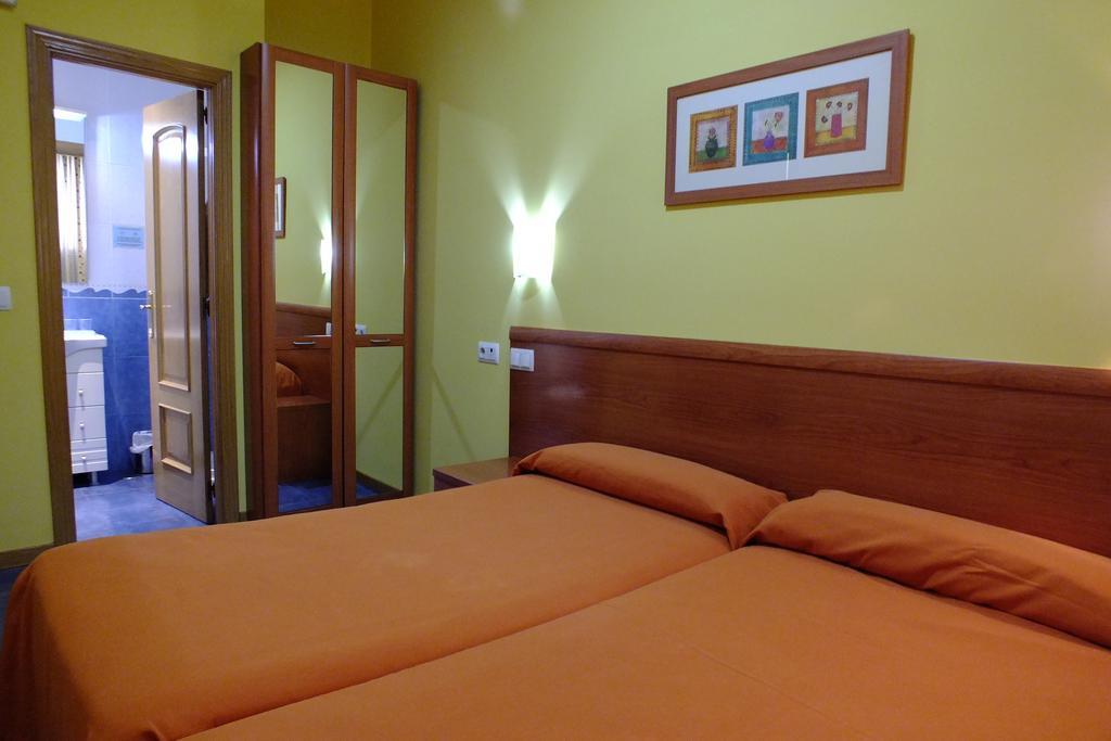 Hostal Los Claveles Torrejon de Ardoz Ngoại thất bức ảnh