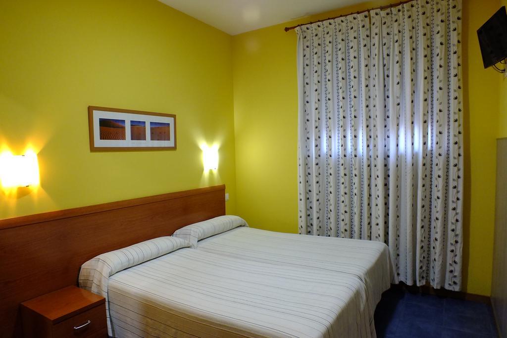 Hostal Los Claveles Torrejon de Ardoz Ngoại thất bức ảnh