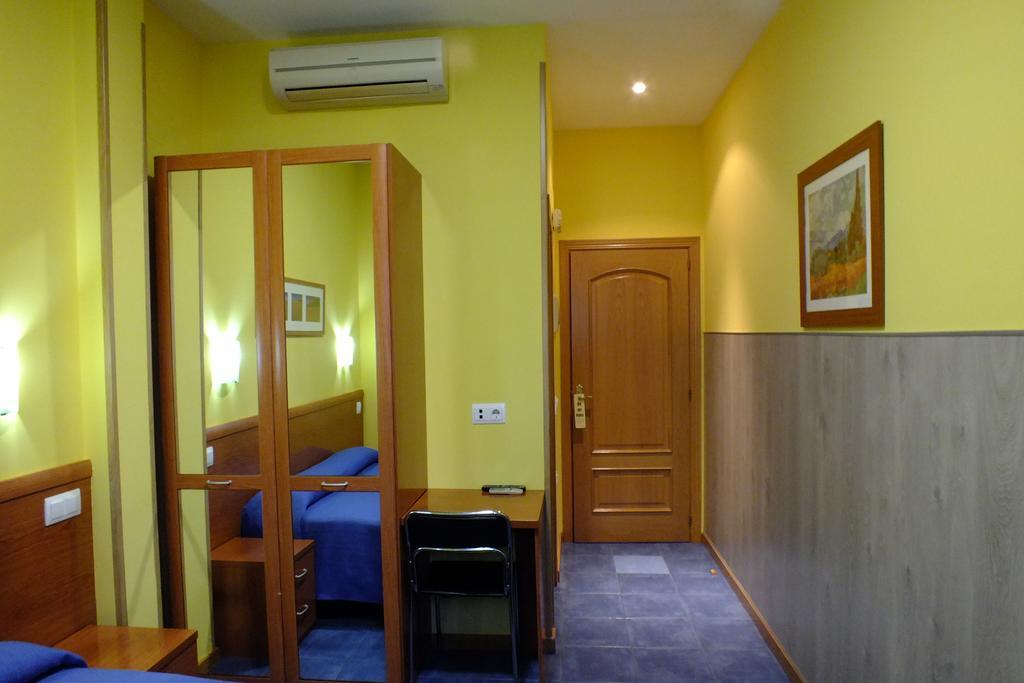 Hostal Los Claveles Torrejon de Ardoz Ngoại thất bức ảnh